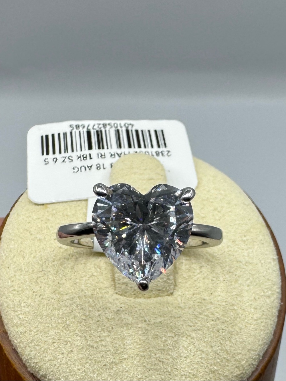 18k 4ct Heart Ring - Picture 12 of 14